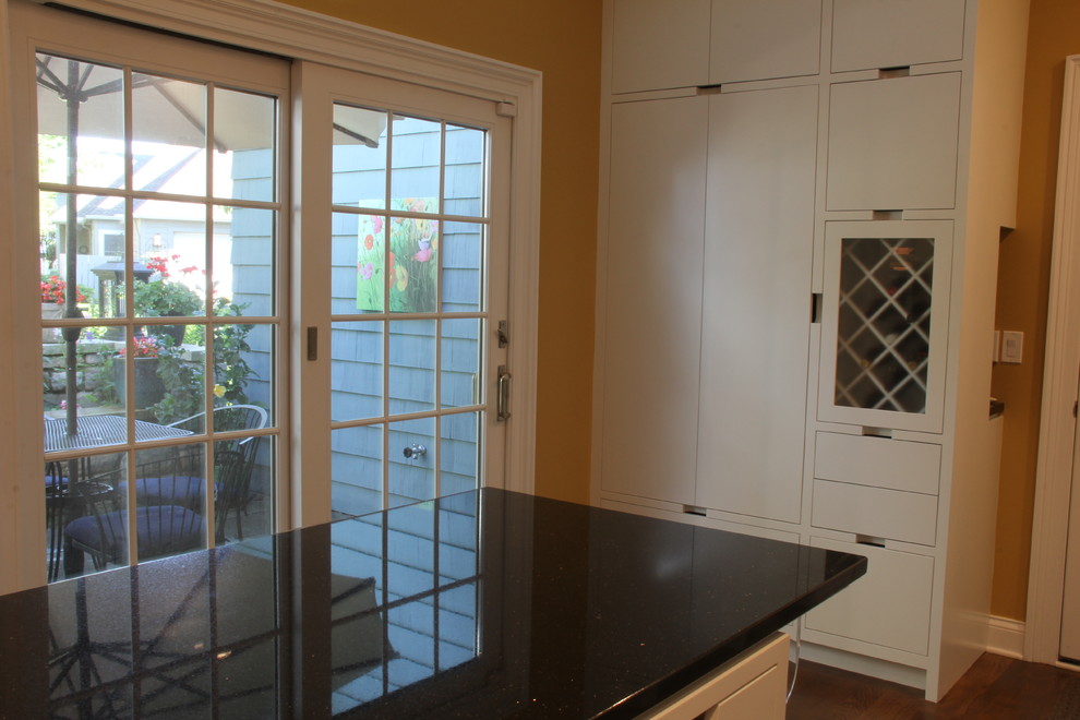 Exempel på ett mellanstort modernt kök, med en undermonterad diskho, släta luckor, vita skåp, bänkskiva i koppar, flerfärgad stänkskydd, stänkskydd i mosaik, rostfria vitvaror, mellanmörkt trägolv och en köksö