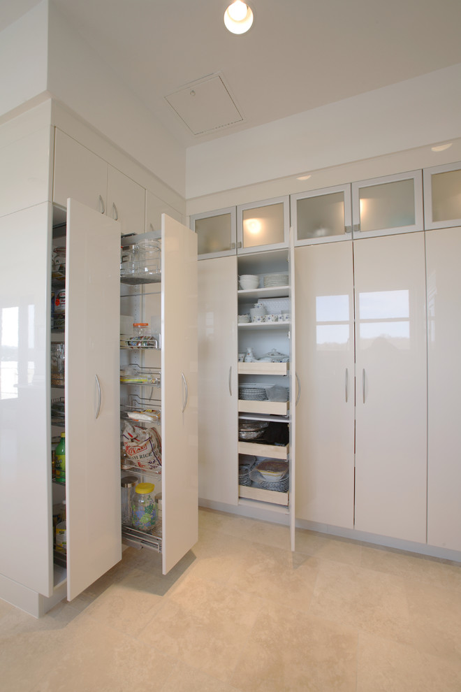 Aménagement d'une très grande arrière-cuisine contemporaine avec un placard à porte plane et des portes de placard blanches.