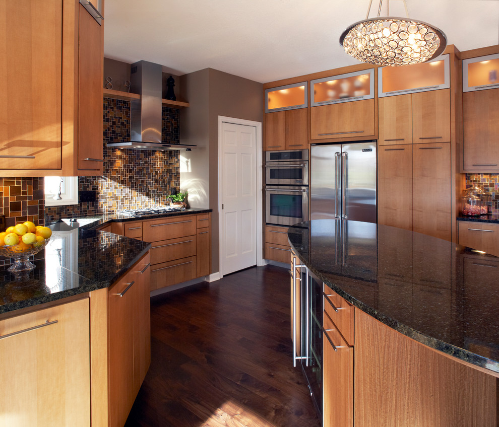 Moderne Küche mit Rückwand aus Mosaikfliesen, Küchengeräten aus Edelstahl, bunter Rückwand, flächenbündigen Schrankfronten und hellbraunen Holzschränken in Minneapolis