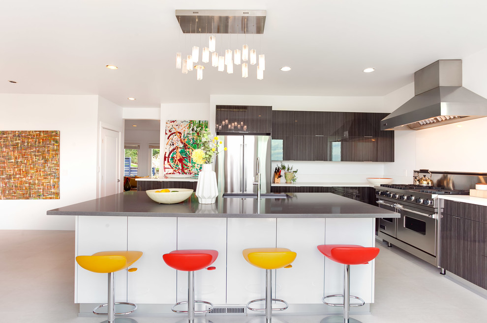 Große Moderne Wohnküche in L-Form mit flächenbündigen Schrankfronten, weißen Schränken, Küchenrückwand in Weiß, Küchengeräten aus Edelstahl und Kücheninsel in Seattle