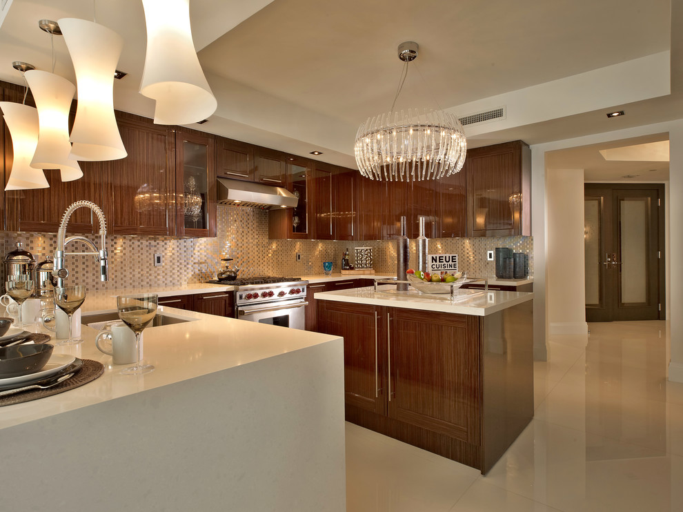 Exempel på ett avskilt modernt u-kök, med en undermonterad diskho, skåp i mellenmörkt trä, stänkskydd med metallisk yta, stänkskydd i metallkakel, rostfria vitvaror och släta luckor