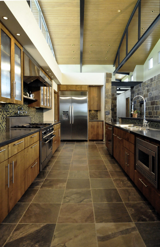 Idéer för att renovera ett mycket stort funkis kök, med en dubbel diskho, luckor med glaspanel, flerfärgad stänkskydd, rostfria vitvaror, skåp i ljust trä, stänkskydd i mosaik, bänkskiva i koppar, skiffergolv och flerfärgat golv