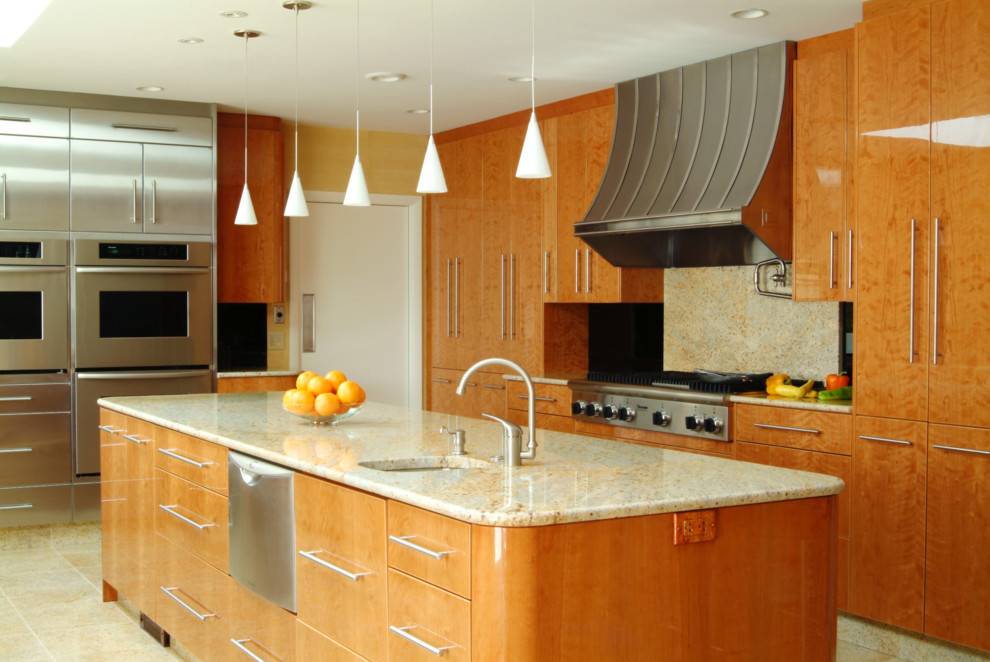 Foto på ett stort funkis kök, med en undermonterad diskho, släta luckor, skåp i mellenmörkt trä, granitbänkskiva, flerfärgad stänkskydd, stänkskydd i sten, rostfria vitvaror, klinkergolv i keramik och en köksö