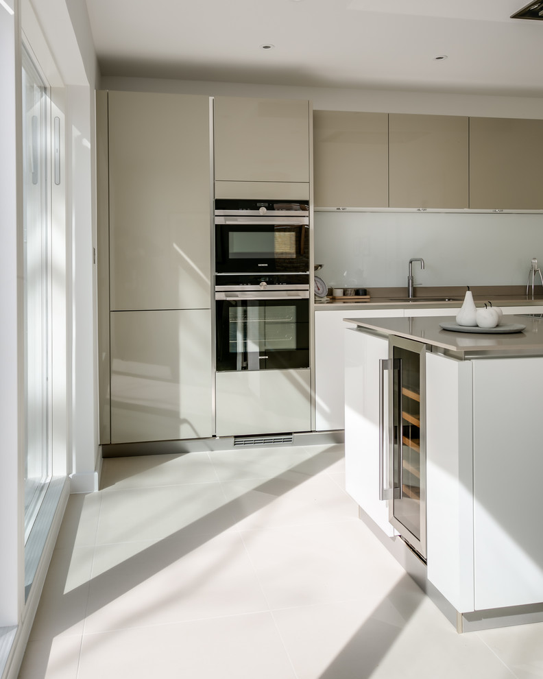 Inspiration för mellanstora moderna kök, med en undermonterad diskho, glaspanel som stänkskydd, integrerade vitvaror och klinkergolv i porslin