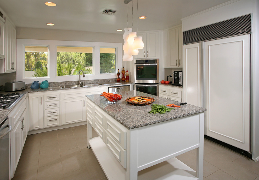 Bild på ett mellanstort funkis kök, med en dubbel diskho, luckor med profilerade fronter, vita skåp, bänkskiva i kvarts, grått stänkskydd, rostfria vitvaror, klinkergolv i keramik och en köksö