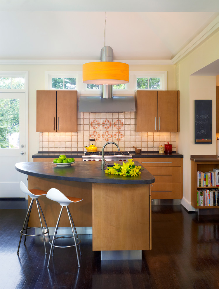 Moderne Küche mit flächenbündigen Schrankfronten, hellbraunen Holzschränken, Küchenrückwand in Beige und Küchengeräten aus Edelstahl in Washington, D.C.