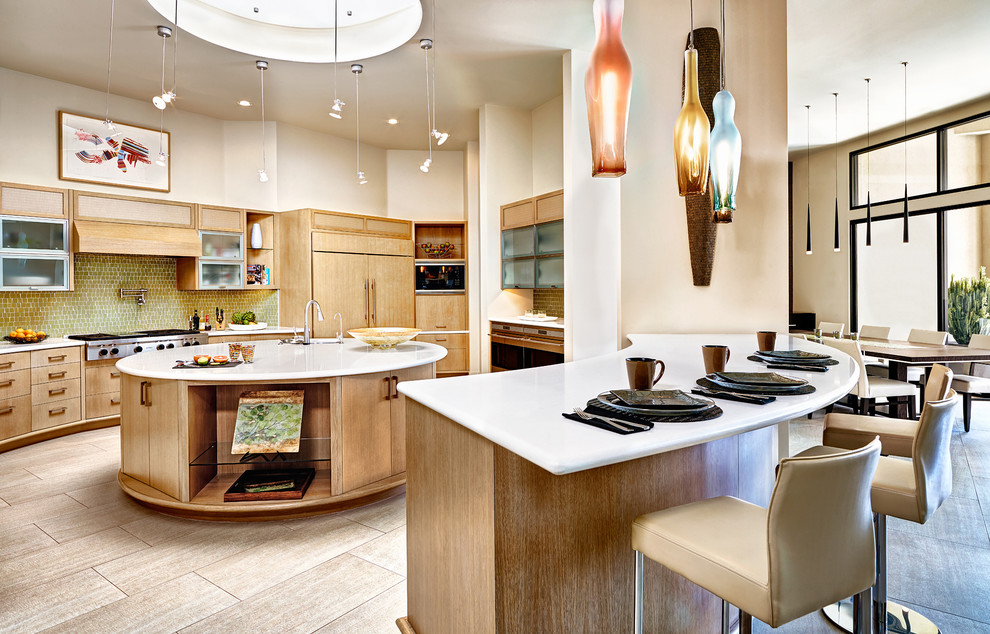 Foto di una cucina design con lavello sottopiano, ante lisce, ante in legno chiaro, paraspruzzi verde, elettrodomestici da incasso e 2 o più isole