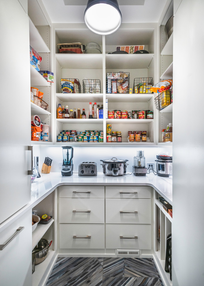 Foto de cocinas en U actual con armarios abiertos, puertas de armario blancas, suelo gris, encimeras blancas y despensa