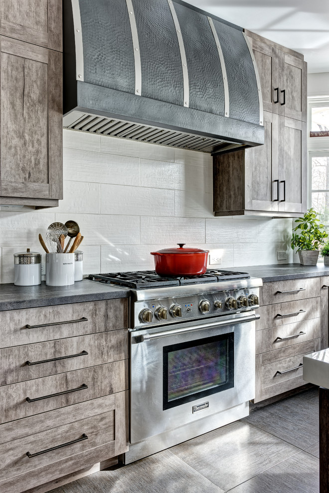 Inspiration för ett stort rustikt grå grått kök, med en undermonterad diskho, skåp i shakerstil, skåp i mellenmörkt trä, bänkskiva i kvarts, vitt stänkskydd, stänkskydd i porslinskakel, rostfria vitvaror, klinkergolv i porslin, en köksö och grått golv