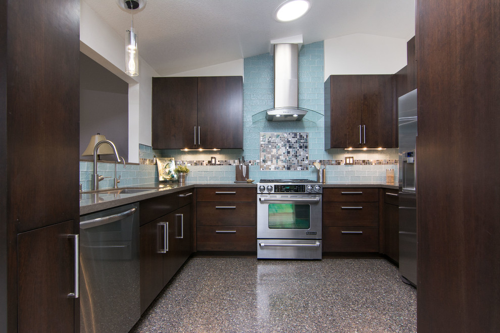 Exempel på ett avskilt, stort modernt u-kök, med släta luckor, skåp i mörkt trä, blått stänkskydd, stänkskydd i glaskakel, rostfria vitvaror, en nedsänkt diskho, laminatbänkskiva och flerfärgat golv