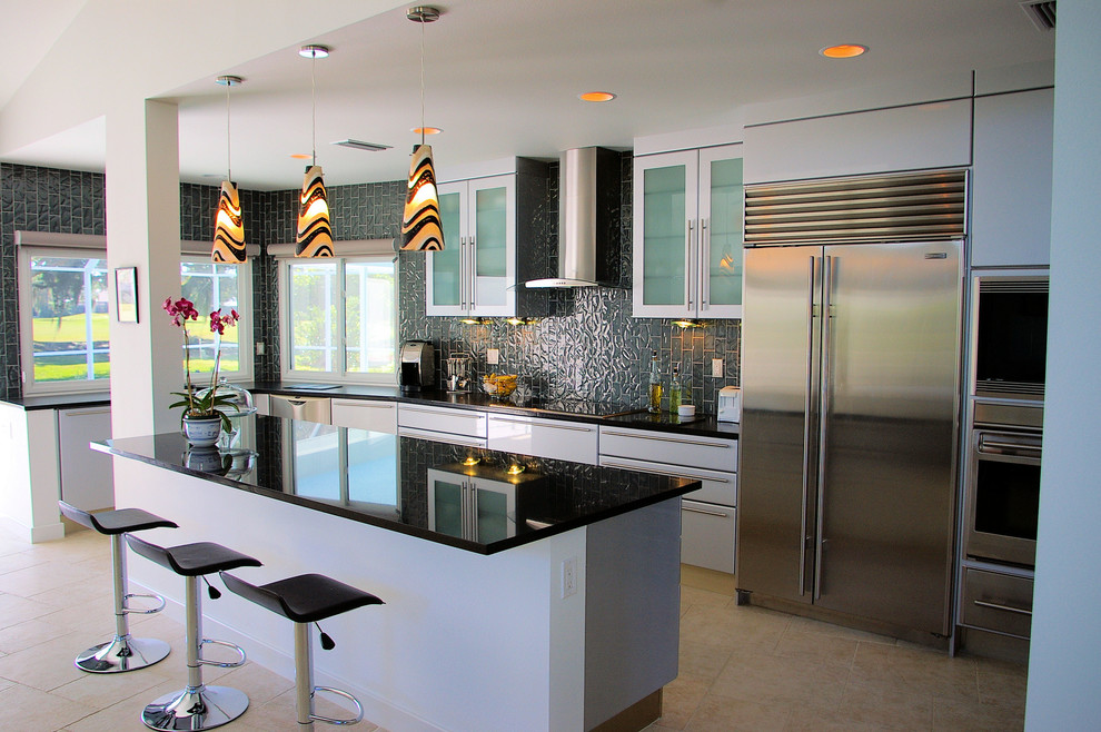 Foto di un cucina con isola centrale design