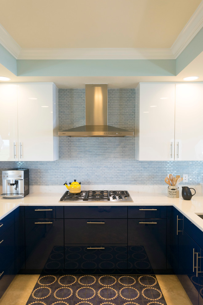 マイアミにある高級な小さなコンテンポラリースタイルのおしゃれなキッチン (フラットパネル扉のキャビネット、クオーツストーンカウンター、青いキッチンパネル、シルバーの調理設備、アイランドなし、アンダーカウンターシンク、青いキャビネット、ガラスタイルのキッチンパネル、ラミネートの床、ベージュの床) の写真