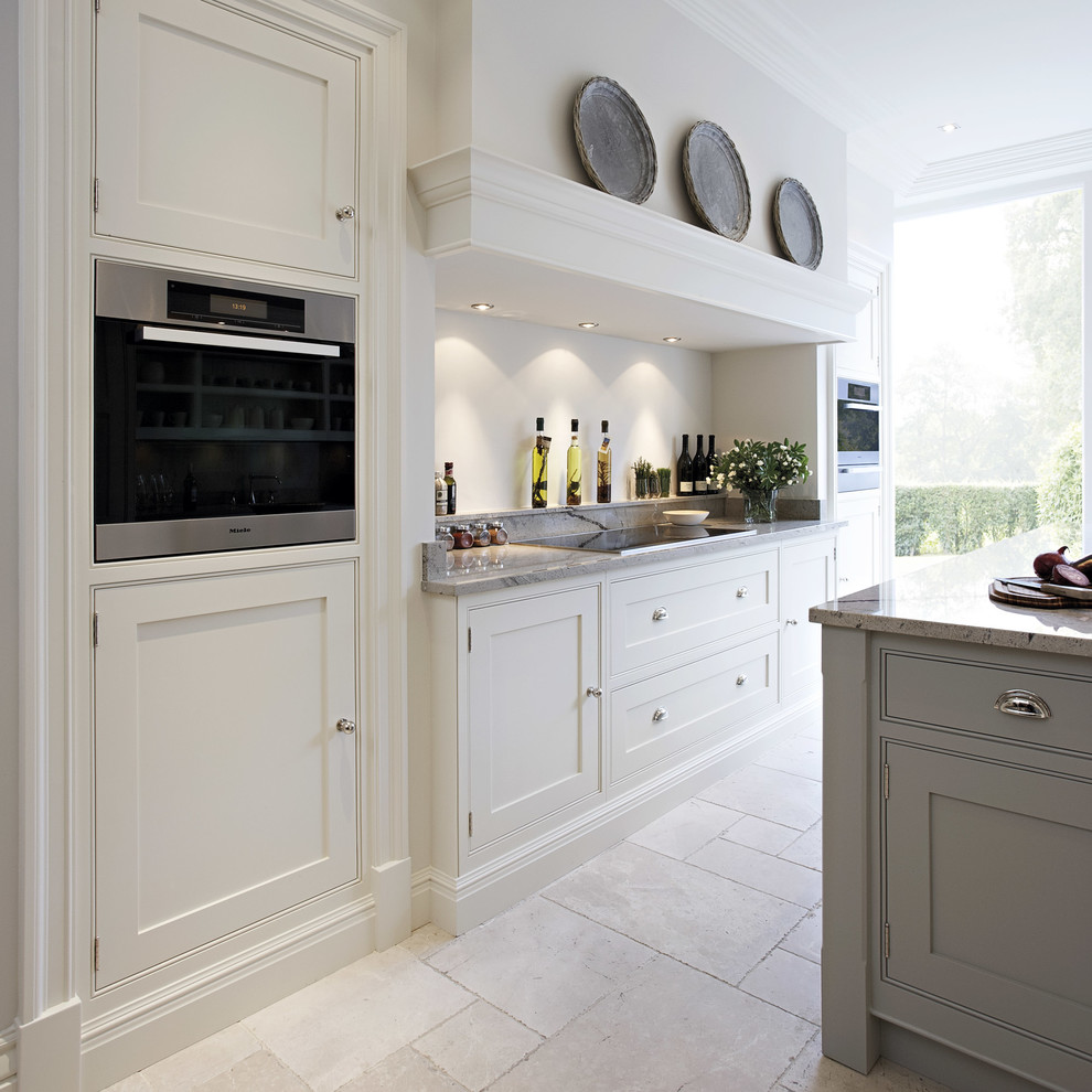 Inspiration för ett mellanstort vintage kök med öppen planlösning, med granitbänkskiva, marmorgolv, en köksö, luckor med profilerade fronter och rostfria vitvaror