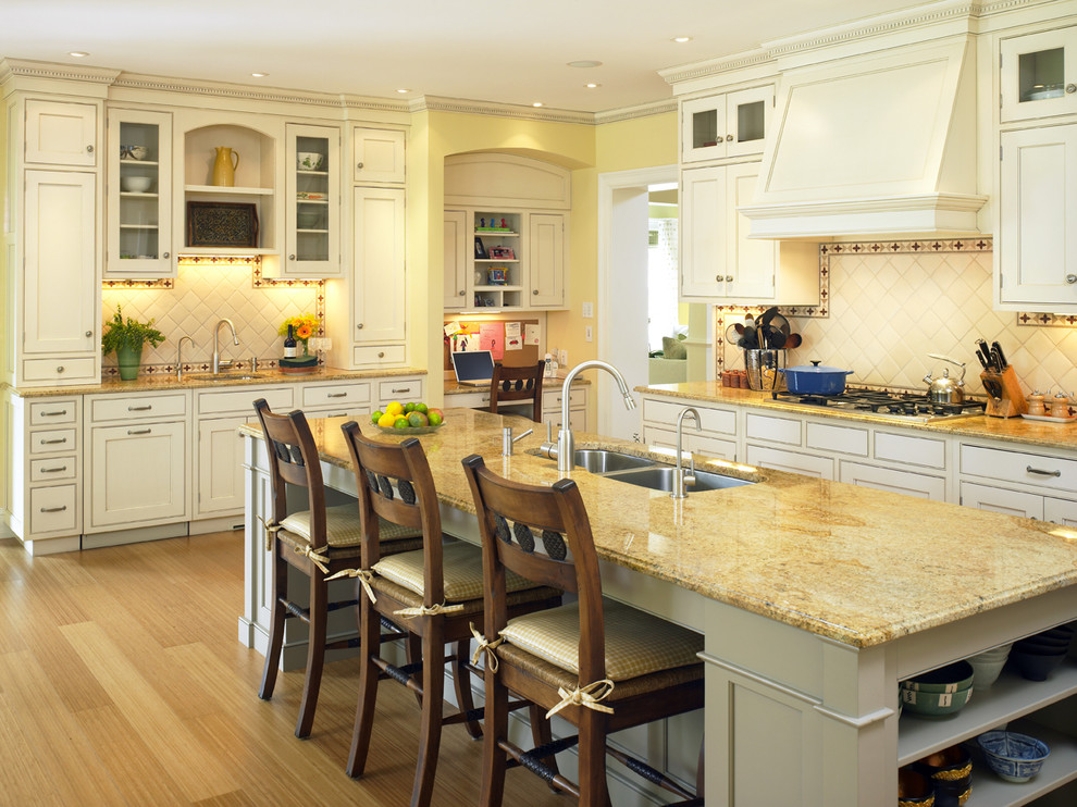 Klassische Küche mit Schrankfronten mit vertiefter Füllung, weißen Schränken, Küchenrückwand in Weiß und Mauersteinen in Boston
