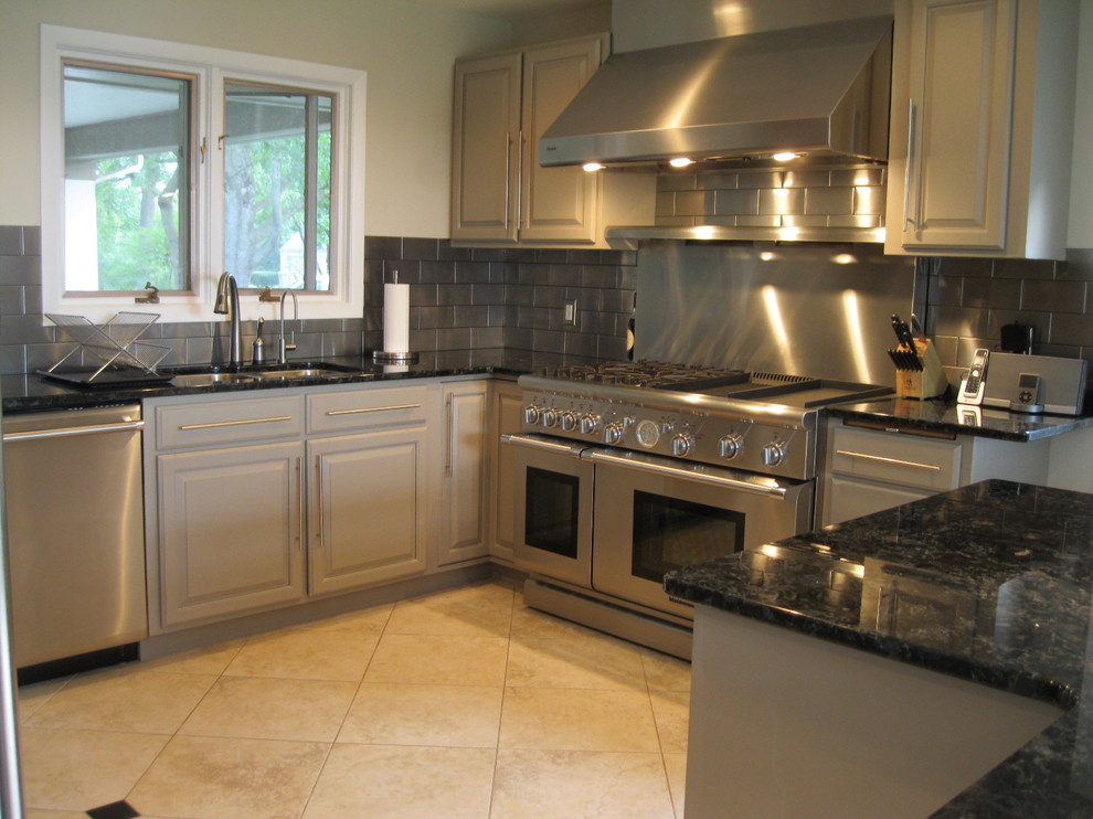 Esempio di una grande cucina design con lavello a doppia vasca, ante grigie, top in granito, paraspruzzi grigio, elettrodomestici in acciaio inossidabile e pavimento in gres porcellanato