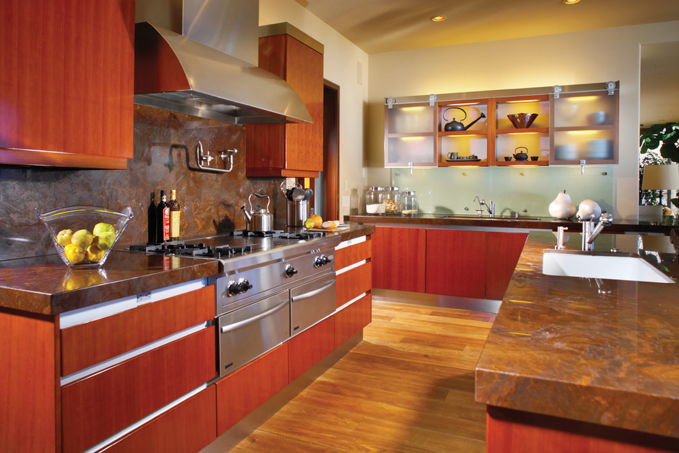 Foto de cocina exótica con electrodomésticos de acero inoxidable