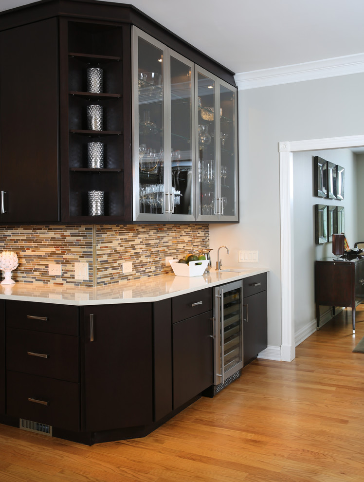 Bild på ett stort funkis kök, med en undermonterad diskho, släta luckor, skåp i mörkt trä, granitbänkskiva, blått stänkskydd, stänkskydd i mosaik, rostfria vitvaror, ljust trägolv och en köksö