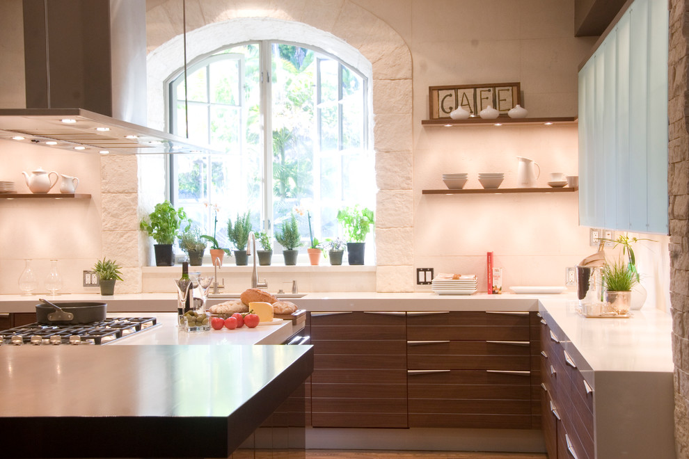 Свежая идея для дизайна: кухня в современном стиле с техникой из нержавеющей стали и окном - отличное фото интерьера