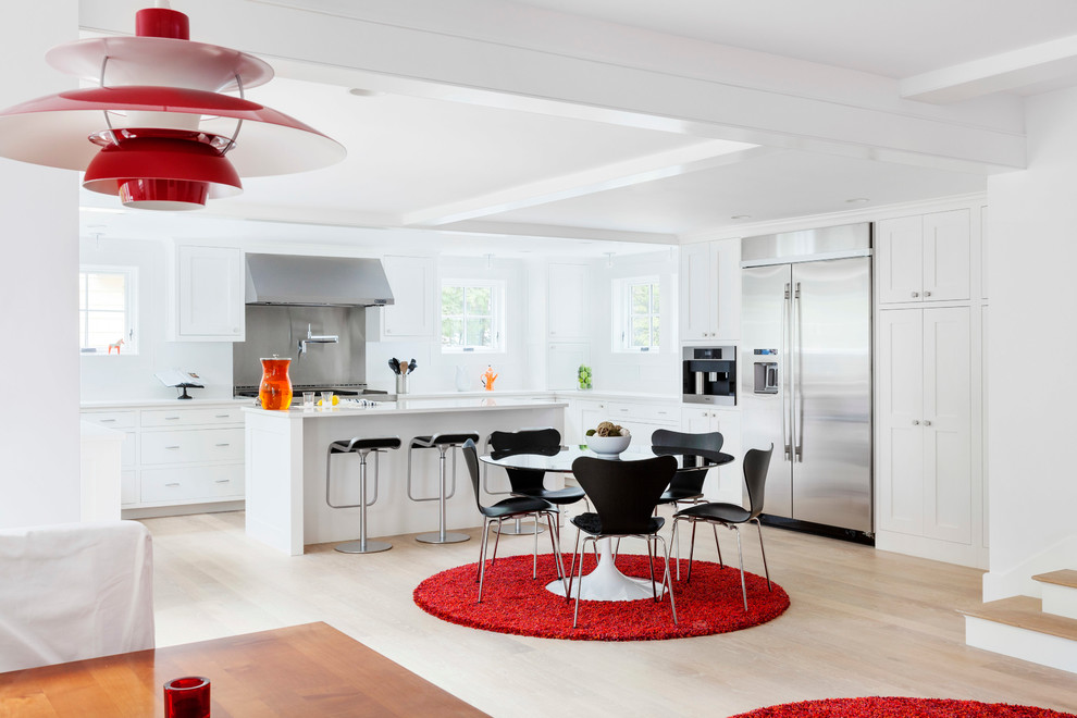 Offene Moderne Küche in L-Form mit weißen Schränken, Küchenrückwand in Metallic, Rückwand aus Metallfliesen und Küchengeräten aus Edelstahl in Boston