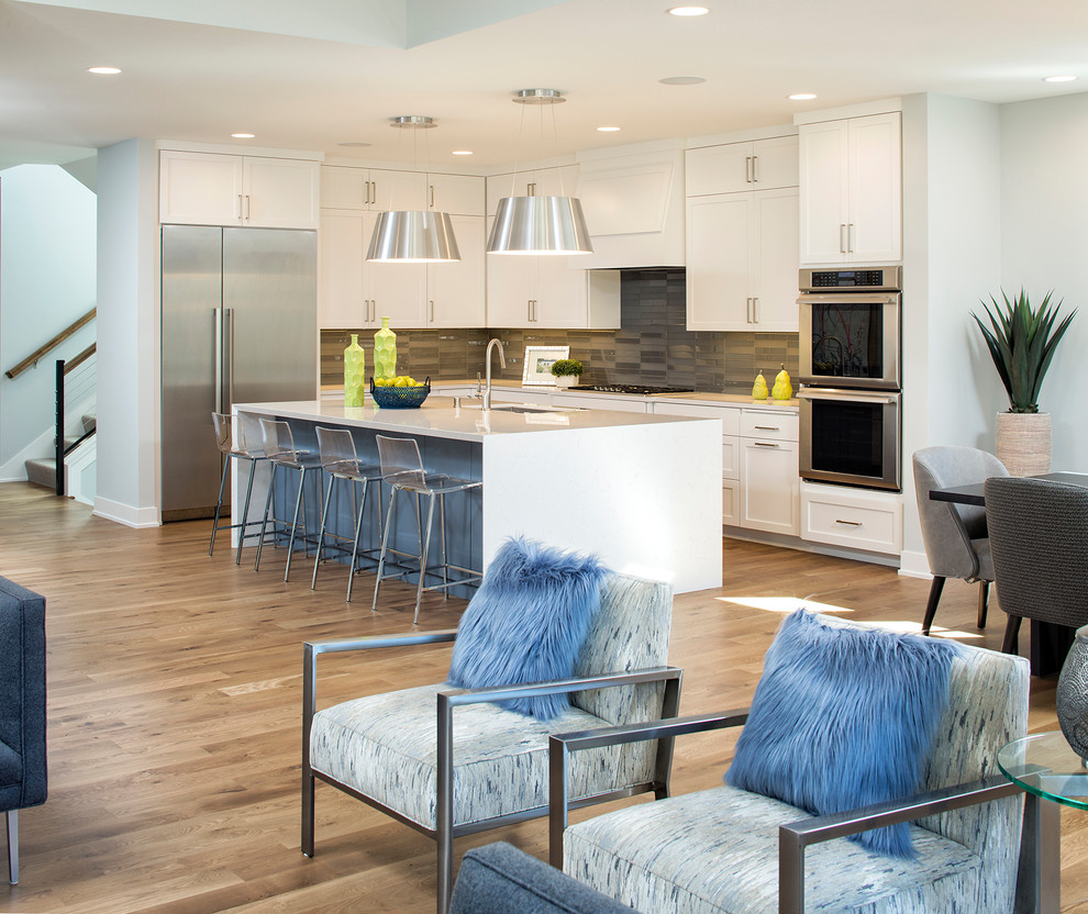 Immagine di una cucina minimal di medie dimensioni con ante bianche, parquet chiaro e pavimento marrone