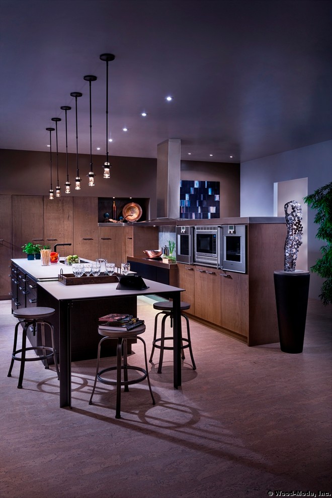 Exempel på ett stort modernt linjärt kök och matrum, med en undermonterad diskho, släta luckor, bruna skåp, bänkskiva i kvarts, stänkskydd i sten, rostfria vitvaror, ljust trägolv och en köksö