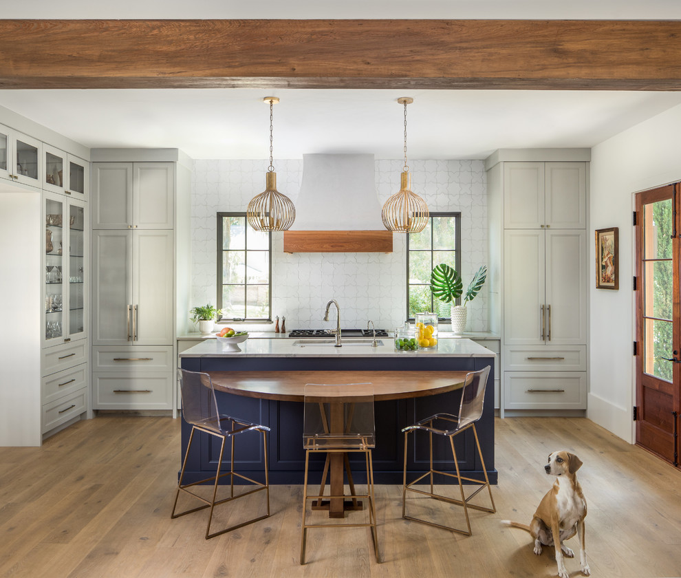 Mediterrane Küche mit Unterbauwaschbecken, Schrankfronten im Shaker-Stil, grauen Schränken, Küchenrückwand in Weiß, hellem Holzboden und beigem Boden in Charleston