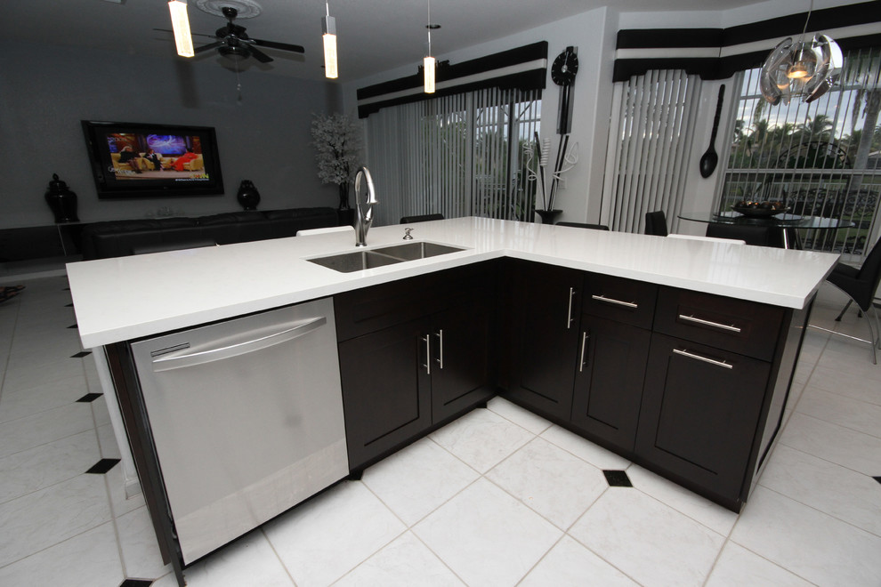 Moderne Wohnküche in L-Form mit Unterbauwaschbecken, Schrankfronten im Shaker-Stil, braunen Schränken, Quarzit-Arbeitsplatte, Küchenrückwand in Metallic und Küchengeräten aus Edelstahl in Miami