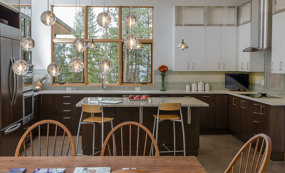 Источник вдохновения для домашнего уюта: п-образная кухня среднего размера в стиле модернизм с плоскими фасадами, белыми фасадами и островом