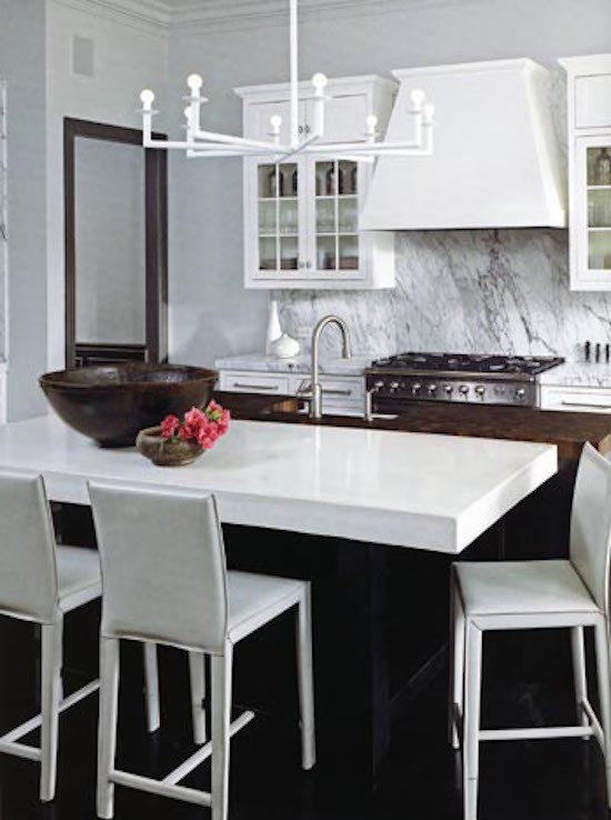 Idéer för ett stort modernt kök, med en rustik diskho, luckor med glaspanel, vita skåp, marmorbänkskiva, vitt stänkskydd, rostfria vitvaror, mörkt trägolv och en köksö