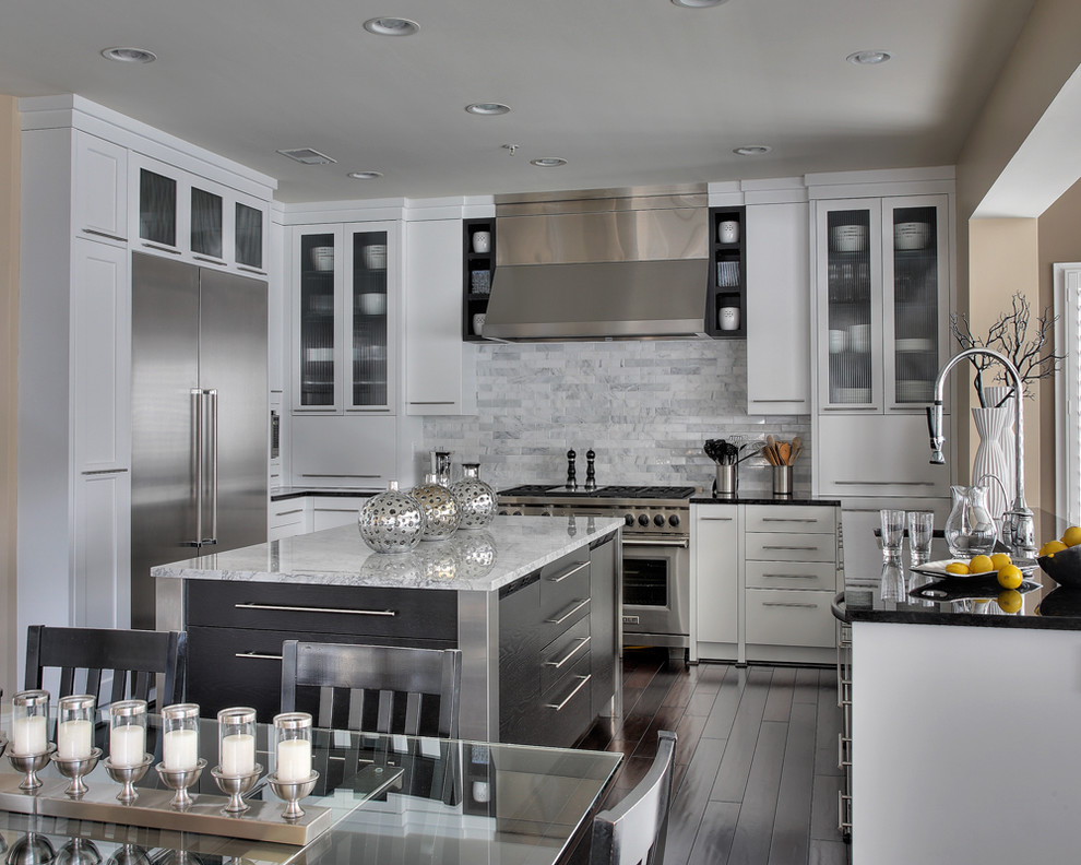 Immagine di una grande cucina design con lavello sottopiano, ante in stile shaker, ante bianche, top in marmo, paraspruzzi bianco, elettrodomestici in acciaio inossidabile, parquet scuro e paraspruzzi in marmo