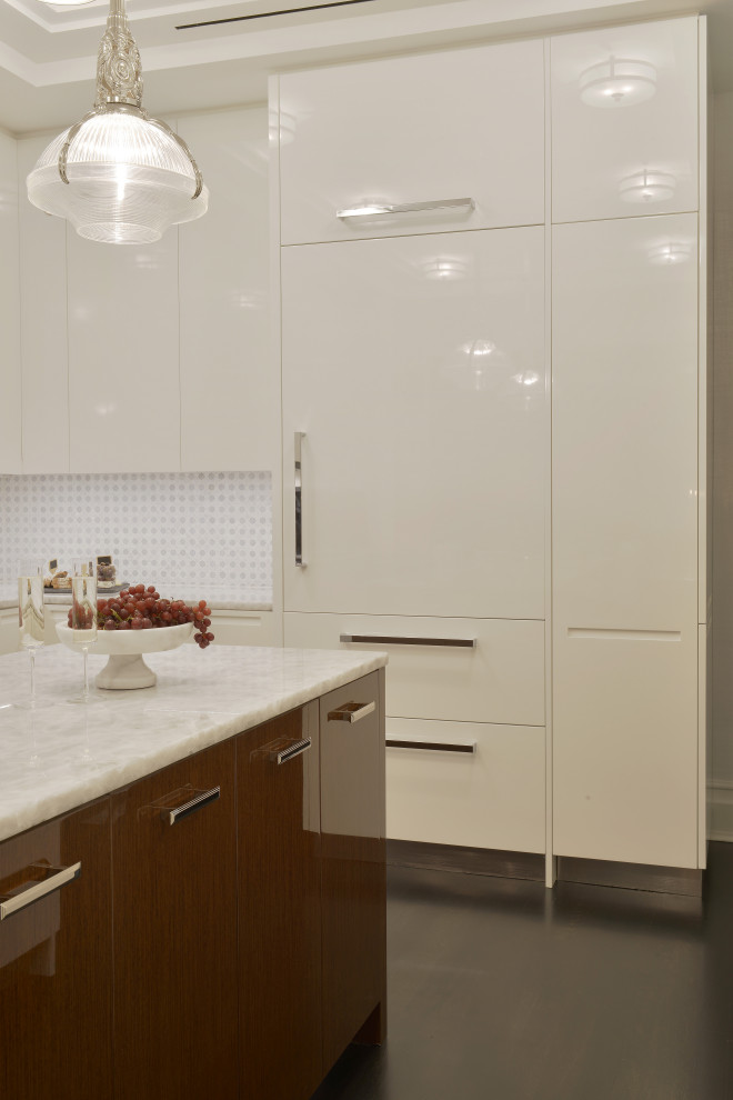 Foto på ett funkis flerfärgad kök, med en undermonterad diskho, släta luckor, vita skåp, bänkskiva i kvartsit, vitt stänkskydd, stänkskydd i glaskakel, vita vitvaror, mörkt trägolv, en köksö och svart golv