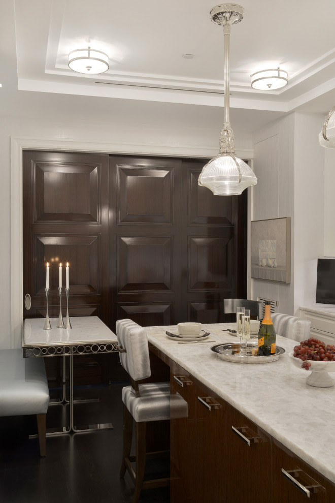 Modern inredning av ett flerfärgad flerfärgat kök, med en undermonterad diskho, släta luckor, vita skåp, bänkskiva i kvartsit, vitt stänkskydd, stänkskydd i glaskakel, vita vitvaror, mörkt trägolv, en köksö och svart golv