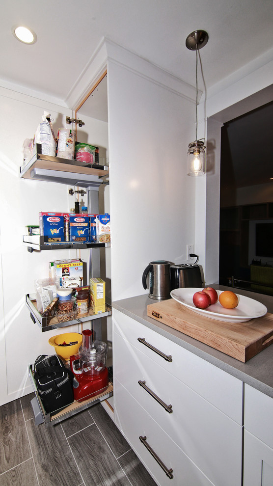 Exempel på ett mellanstort modernt kök, med en undermonterad diskho, skåp i shakerstil, vita skåp, bänkskiva i kvartsit, grått stänkskydd, stänkskydd i glaskakel, rostfria vitvaror, klinkergolv i porslin, en köksö och grått golv