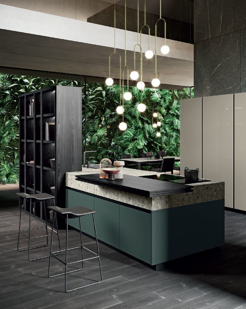 Modern inredning av ett mellanstort flerfärgad linjärt flerfärgat kök med öppen planlösning, med en nedsänkt diskho, släta luckor, gröna skåp, bänkskiva i kvarts, svarta vitvaror, målat trägolv, en köksö och svart golv
