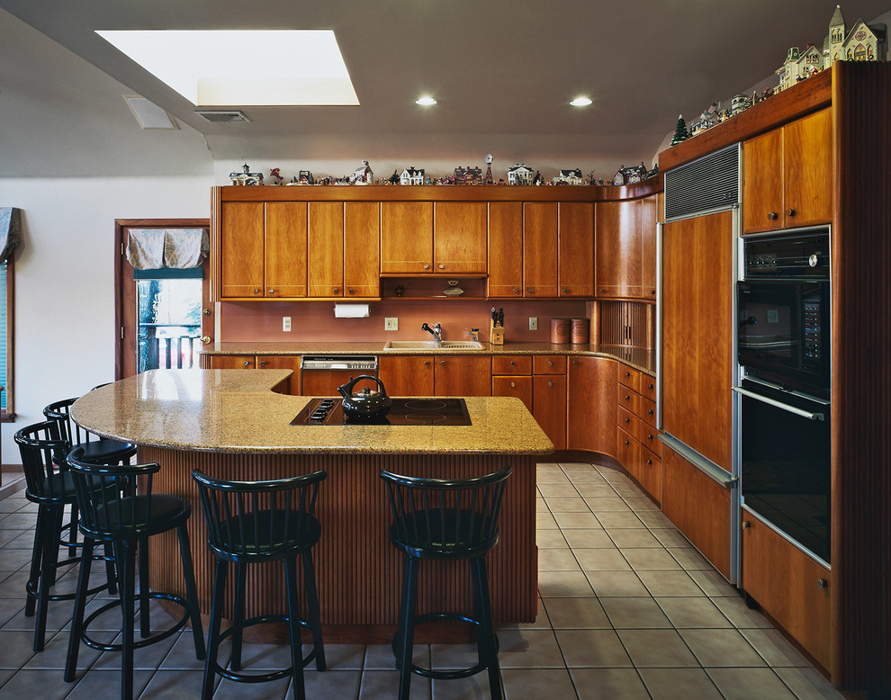 Esempio di una cucina minimal di medie dimensioni con lavello a doppia vasca, ante lisce, ante in legno scuro, top in granito, elettrodomestici da incasso e pavimento con piastrelle in ceramica