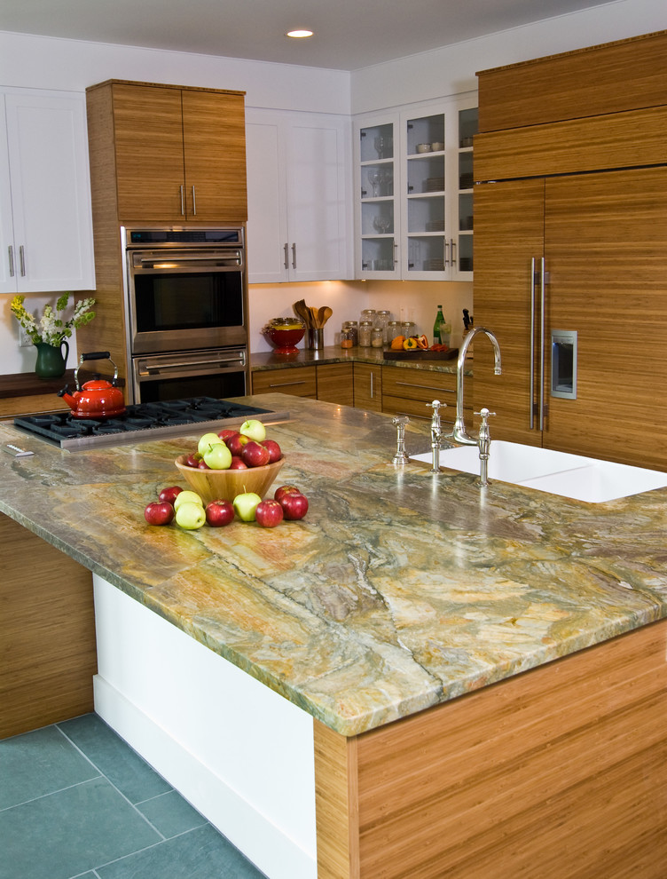 Foto på ett funkis kök och matrum, med en rustik diskho, släta luckor, skåp i mellenmörkt trä, granitbänkskiva, rostfria vitvaror, skiffergolv och en köksö