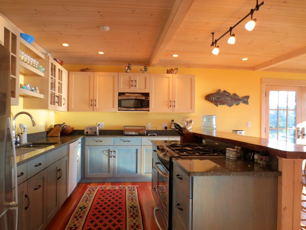 Idéer för mellanstora maritima kök, med en undermonterad diskho, luckor med infälld panel, blå skåp, rostfria vitvaror, mellanmörkt trägolv och en köksö