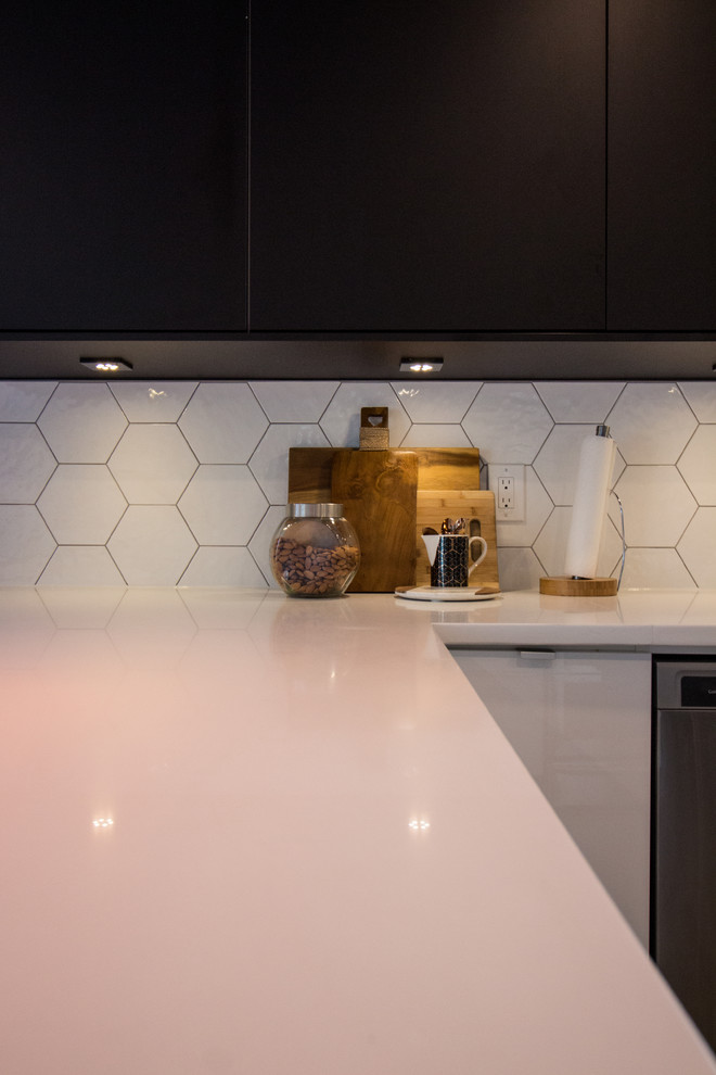 Foto på ett mellanstort minimalistiskt kök, med en undermonterad diskho, släta luckor, vita skåp, bänkskiva i kvarts, vitt stänkskydd, stänkskydd i keramik, rostfria vitvaror, klinkergolv i porslin, en halv köksö och grått golv