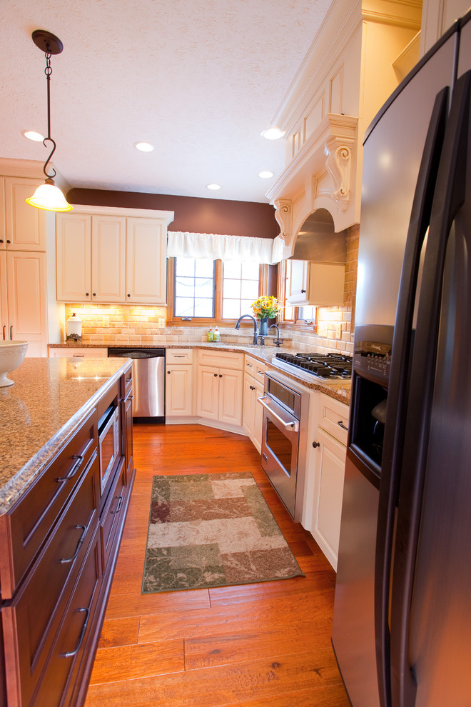 Design ideas for a classic kitchen in Indianapolis.