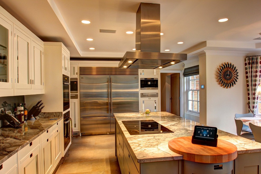 Klassische Wohnküche mit weißen Schränken, Granit-Arbeitsplatte und Küchengeräten aus Edelstahl in Salt Lake City