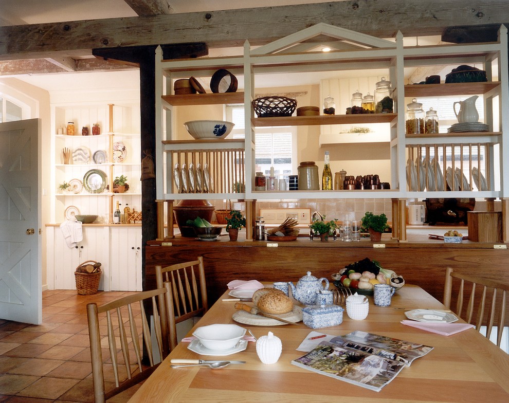 Пример оригинального дизайна: кухня среднего размера в стиле кантри с обеденным столом и полом из терракотовой плитки