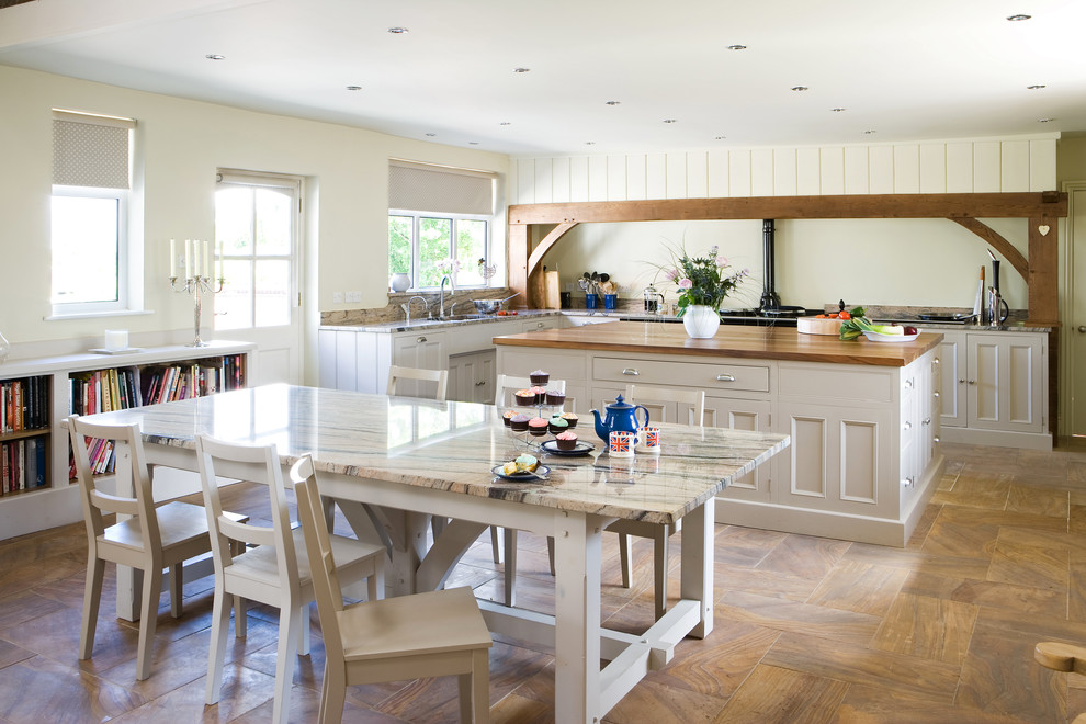 Стильный дизайн: большая угловая кухня в стиле кантри с обеденным столом, бежевыми фасадами и островом в частном доме - последний тренд