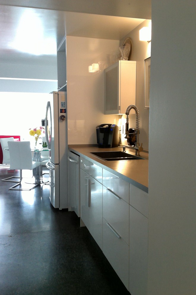 Esempio di una grande cucina moderna con ante lisce, ante bianche e top in laminato