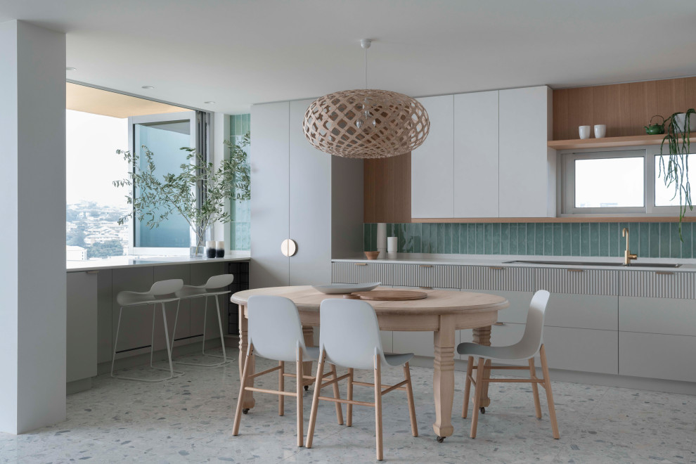 Große Moderne Wohnküche in L-Form mit grauen Schränken, Quarzwerkstein-Arbeitsplatte, Rückwand aus Keramikfliesen, Einbauwaschbecken, Marmorboden, weißem Boden, Küchenrückwand in Grün und flächenbündigen Schrankfronten in Sydney
