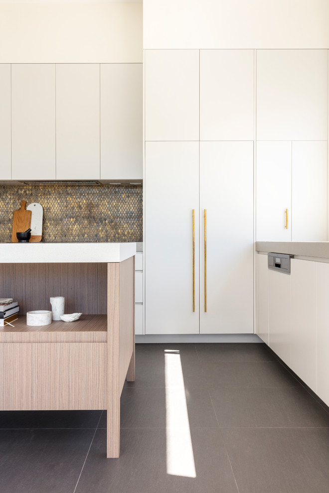 Idéer för ett mellanstort modernt kök, med en dubbel diskho, öppna hyllor, vita skåp, bänkskiva i kvarts, stänkskydd med metallisk yta, stänkskydd i mosaik, rostfria vitvaror, skiffergolv och en köksö
