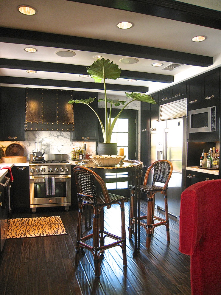 Esempio di una cucina industriale con ante in stile shaker, ante nere, top in marmo, paraspruzzi grigio, paraspruzzi in lastra di pietra, elettrodomestici in acciaio inossidabile e parquet scuro