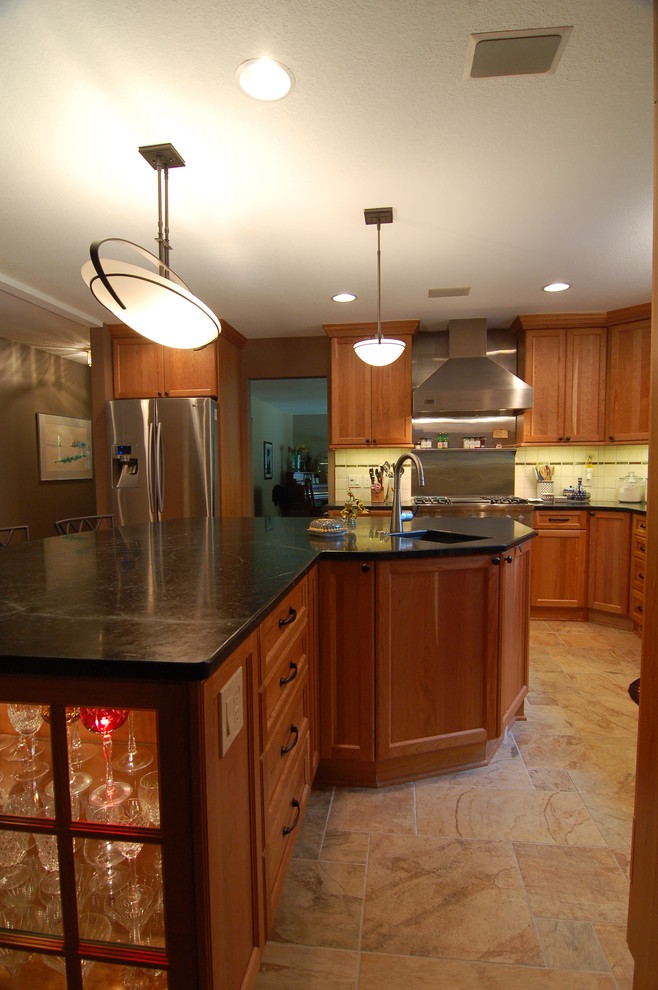 Foto de cocina clásica renovada con encimera de esteatita, electrodomésticos de acero inoxidable y una isla