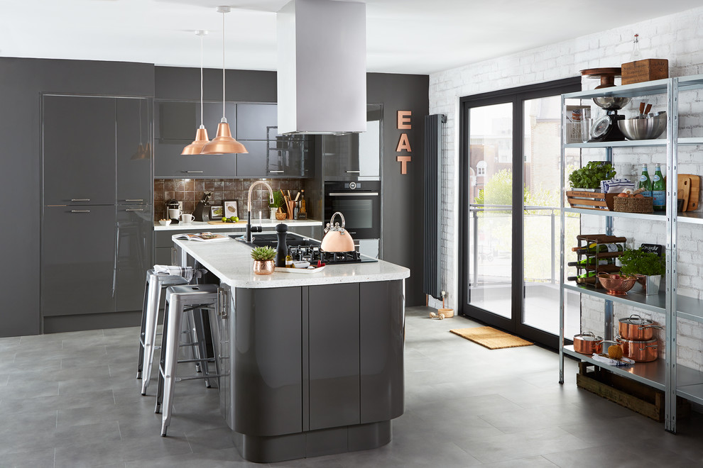 Foto på ett stort funkis linjärt kök och matrum, med släta luckor, grå skåp, stänkskydd med metallisk yta, stänkskydd i porslinskakel, en köksö, vinylgolv och integrerade vitvaror