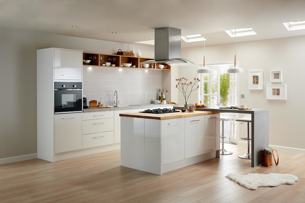 Exempel på ett stort modernt linjärt kök och matrum, med släta luckor, vita skåp, grått stänkskydd, svarta vitvaror, en köksö och linoleumgolv