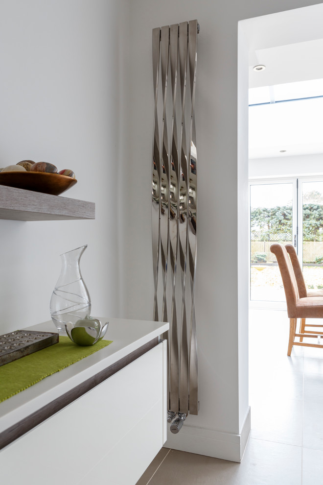 Moderne Wohnküche mit weißen Schränken und Küchengeräten aus Edelstahl in Berkshire